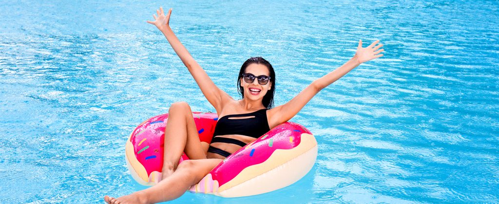 A young woman cheering on an inflatable donut float in a swimming pool, showing ETENWOLF AIR 2 PRO application.