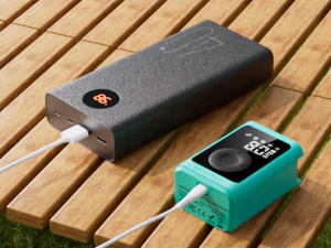 ETENWOLF P300 smart ball pump charging via USB-C cable from a portable power bank