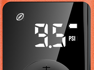 Close-up of ETENWOLF P300 Plus LED screen showing 9.5 PSI with a football icon and a battery level indicator, highlighting the clear digital pressure gauge.
