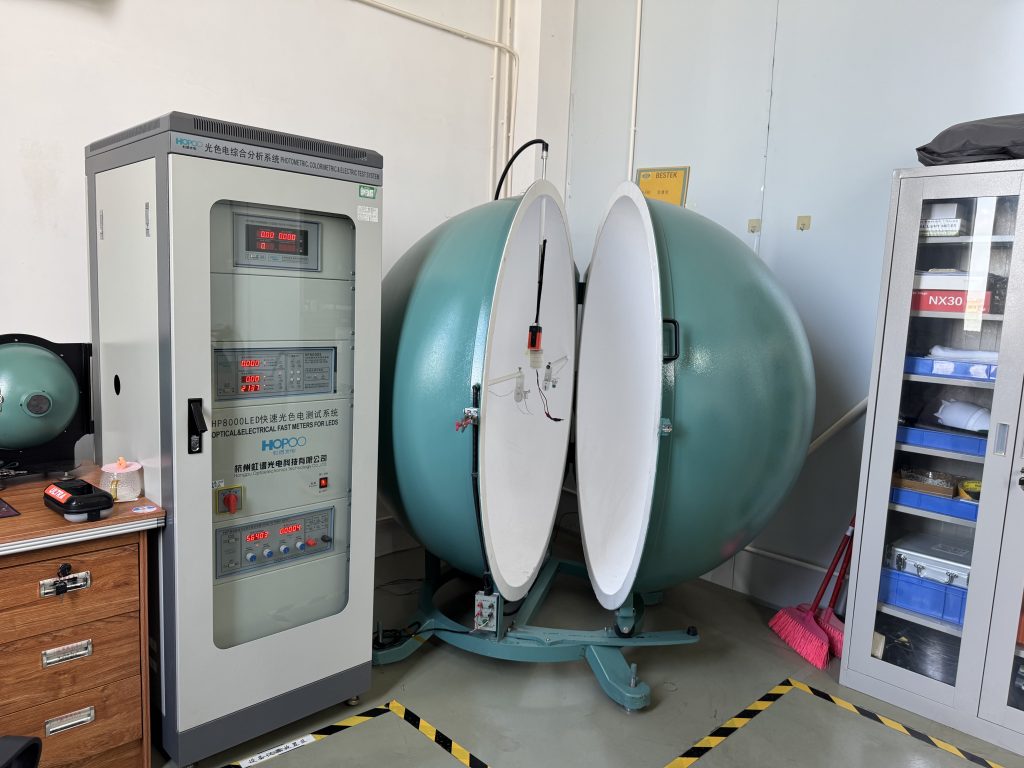 ETENWOLF AIR2Pro spectrometer operating with HOPOO integrating sphere system for high-precision optical testing.