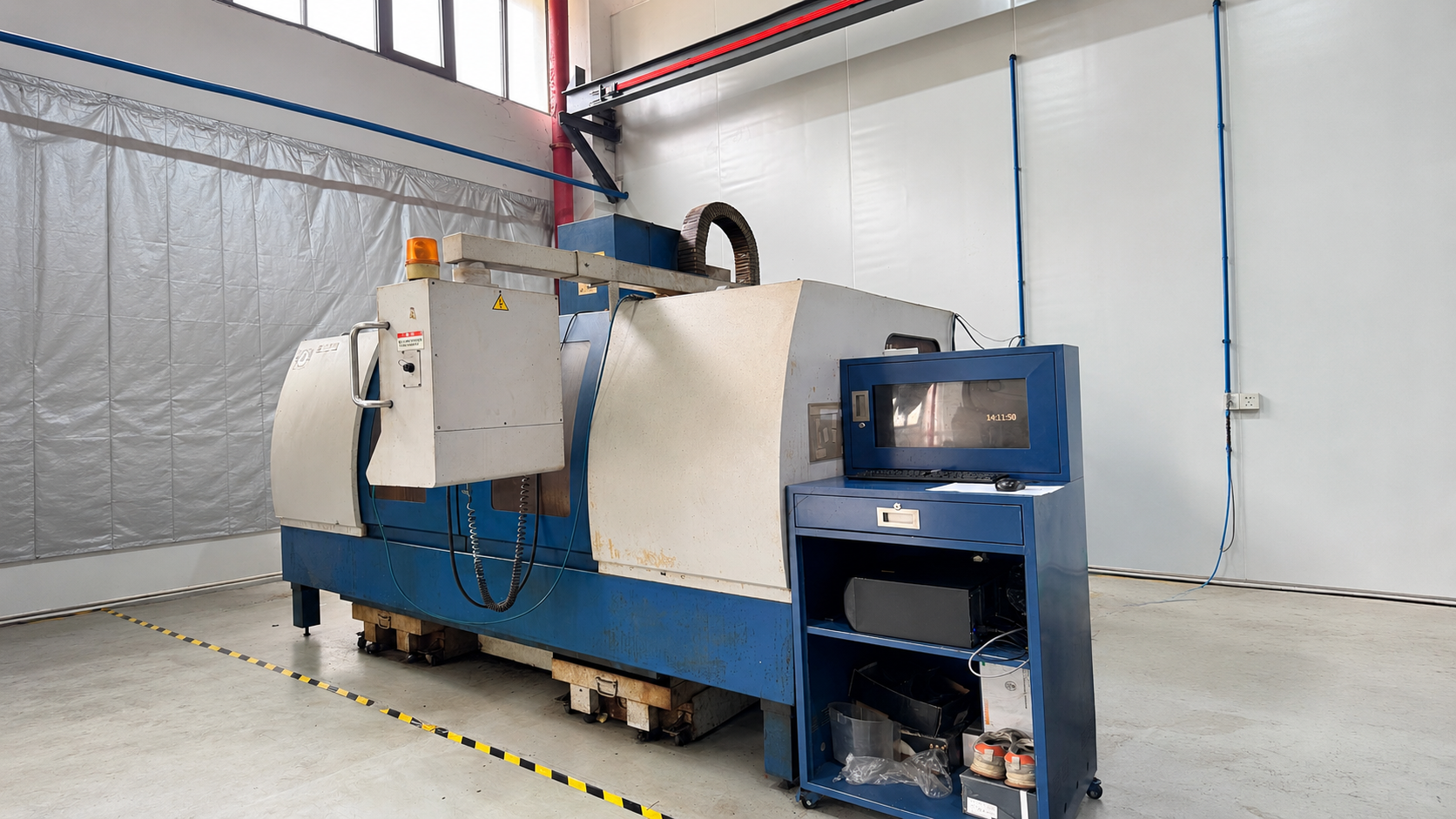 Side profile of KAFO VMC machine with mobile CNC control desk and warning light under ETENWOLF workshop standards