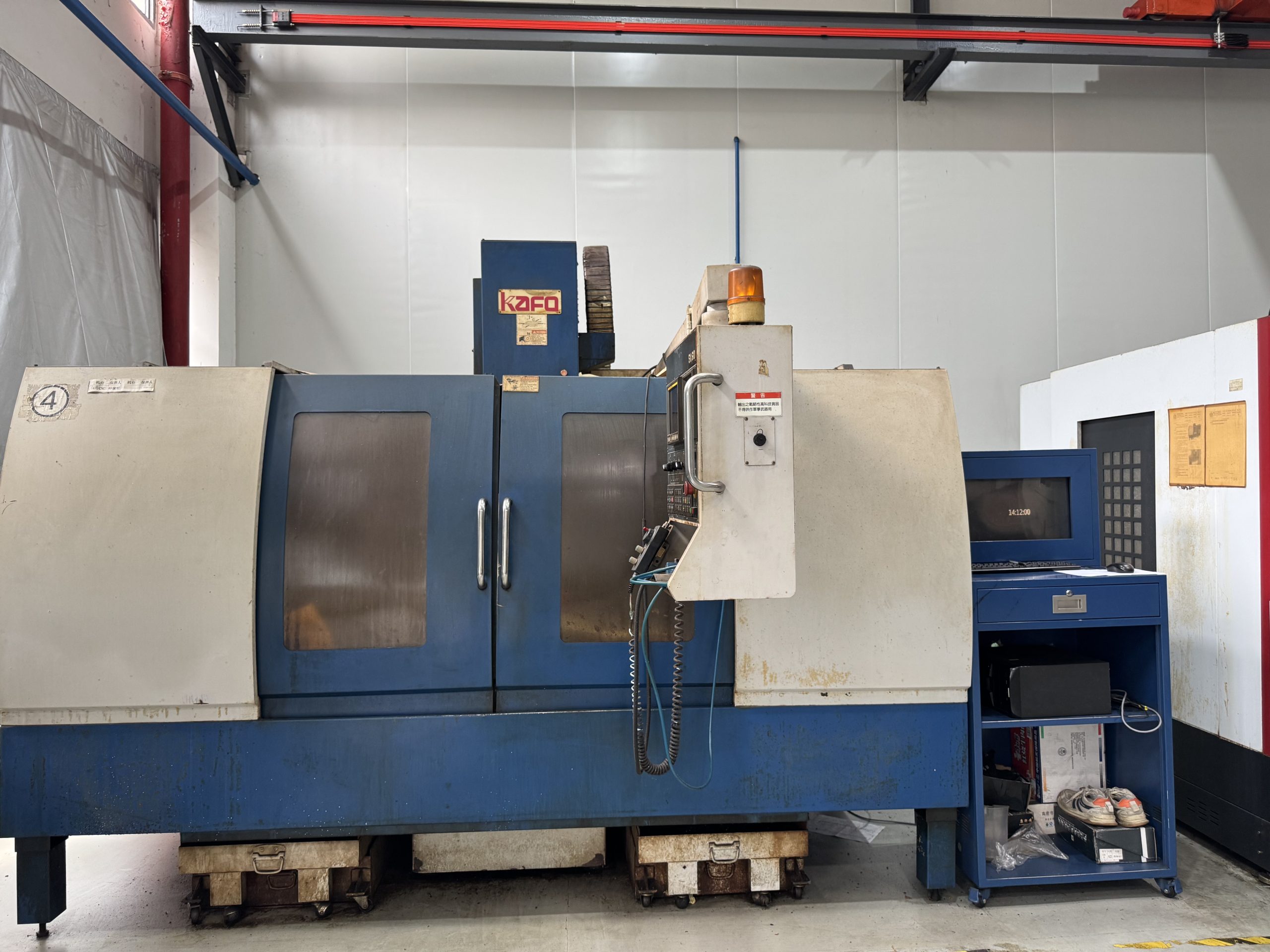ETENWOLF workstation setup featuring KAFO VMC machine vertical machining center in precision manufacturing workshop