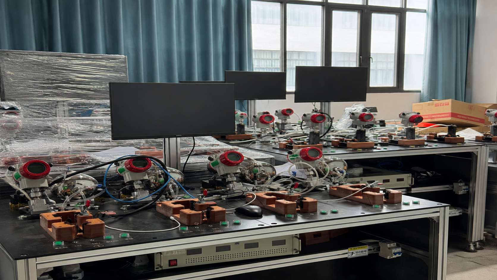 Industrial leak testing modules undergoing zero adjustment and ETENWOLF thermal calibration